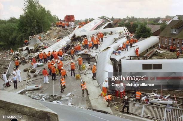 An einer durch einen Intercity-Zug total zerstörten Straßenbrücke in Eschede liegen am 3.6.1998 die verunglückten Waggons kreuz und quer. Bisher...
