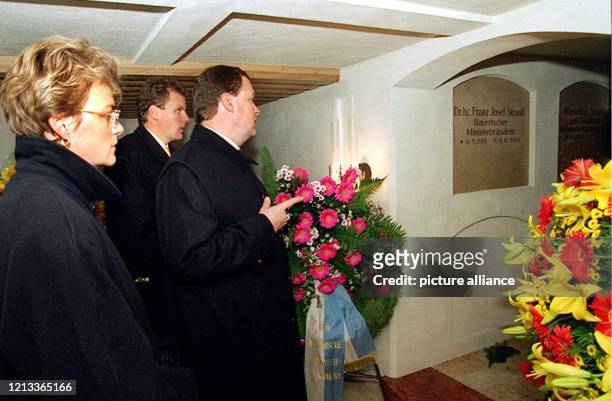 Monika Hohlmeier und ihre Brüder Franz Georg und Max Strauß stehen bei einer Gedenkfeier in der Gruft in Rott am Inn, in der ihre Eltern Franz Josef...