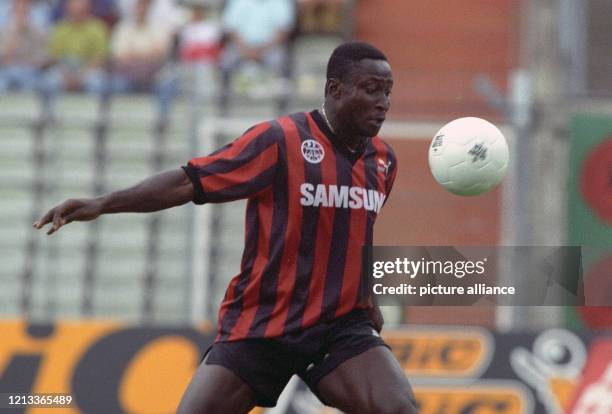 Fußball-Bundesliga - 1992/1993 - 1. Spieltag - Eintracht Frankfurt - Dynamo Dresden 1:1 - Anthony Yeboah .