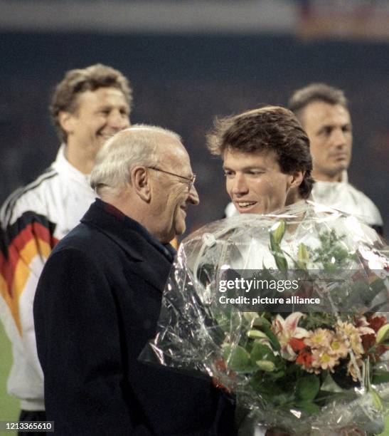 Der deutsche Abwehrspieler Lothar Matthäus wird am im Köln-Müngersdorfer Stadion vor dem Fußball-Länderspiel gegen Brasilien von DFB-Präsident...