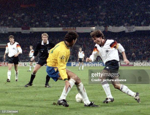 Der deutsche Mittelfeldspieler Lothar Matthäus versucht vor den Augen des dänischen Schiedsrichters Jan Damgaard den brasilianischen Abwehrspieler...
