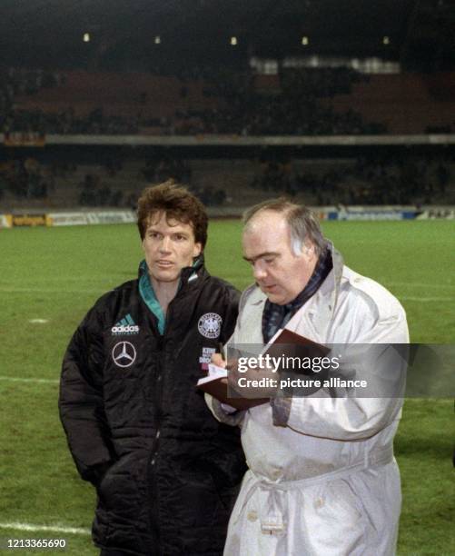 Der deutsche Abwehrspieler Lothar Matthäus im Gespräch mit dpa-Fußballredakteur Hans-Joachim Zwingmann am im Köln-Müngersdorfer Stadion. Der...