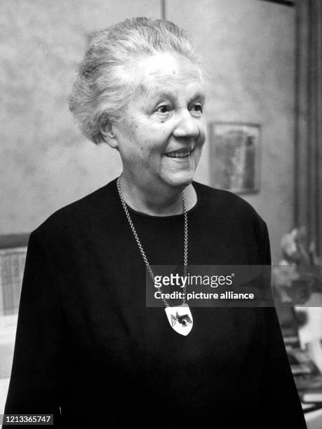 Agnes Miegel an ihrem 85. Geburtstag im März 1964. Die als "Droste des Ostens" bekannte Schriftstellerin wurde u.a. Mit dem Kleist, Herder und...