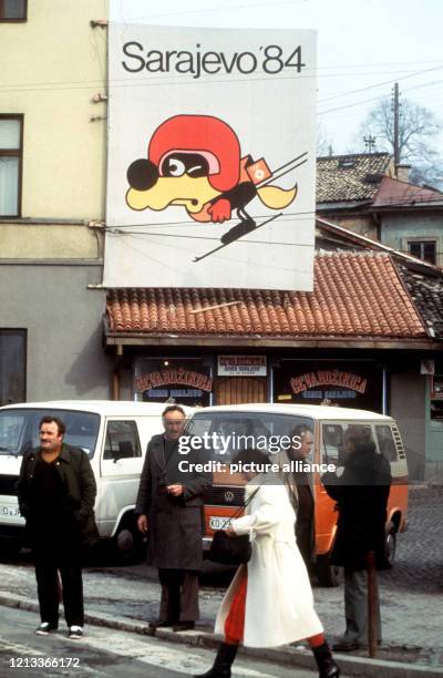 Im Straßenbild von Sarajevo ist im Winter 1984 Vucko, der lustige Wolf, auf einem Plakat zu sehen. Er ist das Maskottchen der XIV. Olympischen...