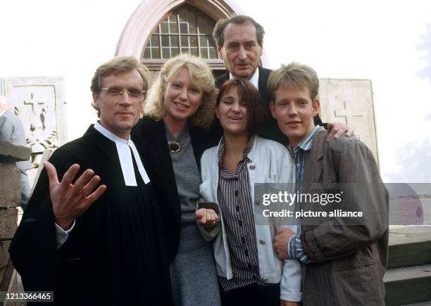 Die Schauspieler Robert Atzorn, Maren Kroymann, Stella Adorf, Walter Schultheiß und Sven Wisser im Oktober 1987 bei Dreharbeiten zur ARD-Serie "Oh...