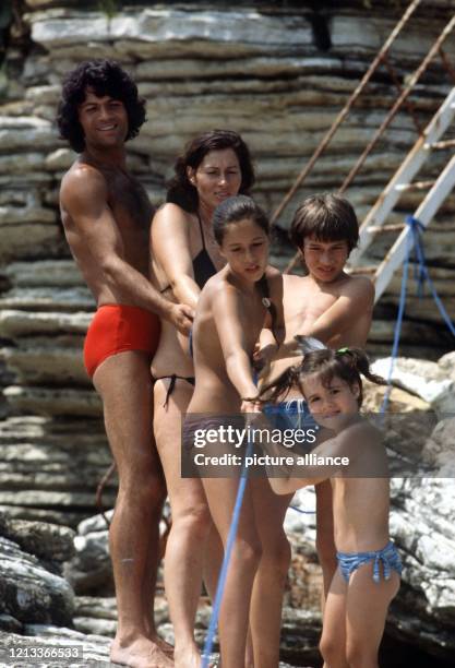 Sie ziehen alle an einem Strang: Costa Cordalis, seine Frau Ingrid sowie ihre Kinder Lucas, Angeliki und Eva halten im August 1979 auf Korfu ein Tau...