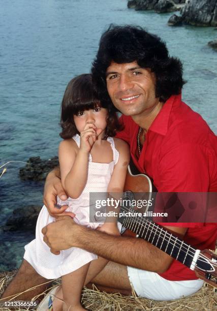 Costa Cordalis posiert im August 1979 auf Korfu mit seiner Tochter Eva. Der im griechischen Elatia geborene Schlagerstar, Komponist und Entertainer...