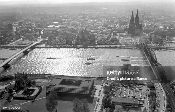 Luftaufnahme des Trauerkonvois auf dem Rhein in Köln. Rechts der Kölner Dom. Die sterbliche Hülle des am 19. April 1967 verstorbenen...