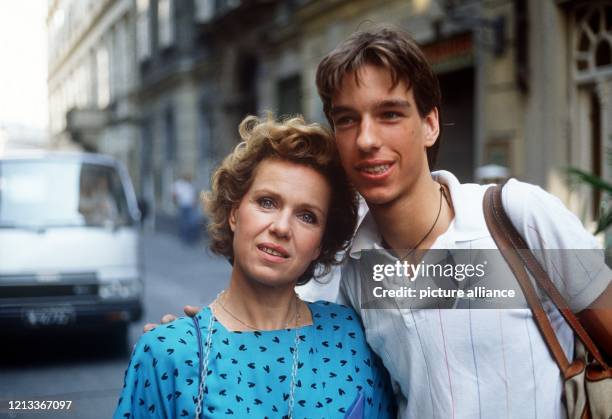 Star Witta Pohl mit ihrem Sohn Florian . 1960 übernahm die Schauspielerin, die bis dahin auf der Bühne gestanden hatte, erstmals eine Fernsehrolle....