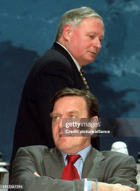 Der wiedergewählte SPD-Vorsitzende Oskar Lafontaine geht am 2.12.1997 auf dem Bundesparteitag der Sozialdemokraten in Hannover hinter dem...