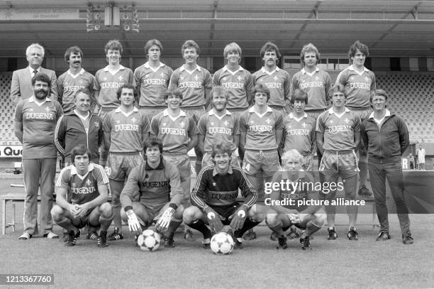 Darmstadt 98 - Fußball-Bundesliga - 1981/1982 - Oben : Präsident Schäfer, Willibald Weiss, Uwe Kuhl, Uwe Beginski, Uwe Hahn, Guido Stetter, Willi...