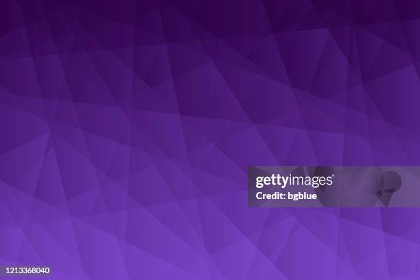 abstrakter geometrischer hintergrund - polygonmosaik mit violettem farbverlauf - lila stock-grafiken, -clipart, -cartoons und -symbole