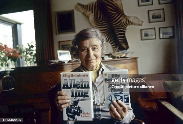 Die Sportfliegerin und Schriftstellerin Elly Beinhorn im Mai 1982 kurz vor ihrem 75. Geburtstag in ihrer Wohnung bei München. Sie sorgte in den...