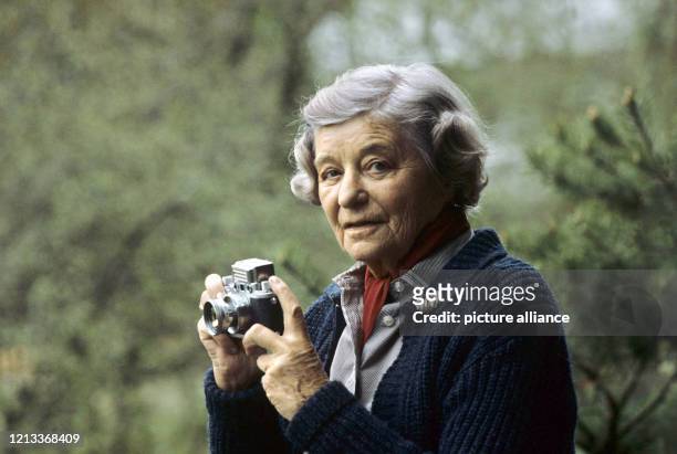 Die Sportfliegerin und Schriftstellerin Elly Beinhorn im Mai 1982 kurz vor ihrem 75. Geburtstag auf Foto-Safari in der Nähe ihres Hauses bei München....