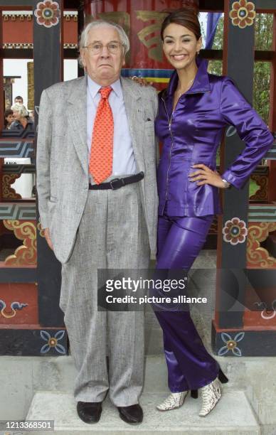 Sir Peter Ustinov ulkt neben Moderatorin Verona Feldbusch am 12.7.2000 auf der Expo in Hannover. Der britischer Entertainer, Regisseur und...