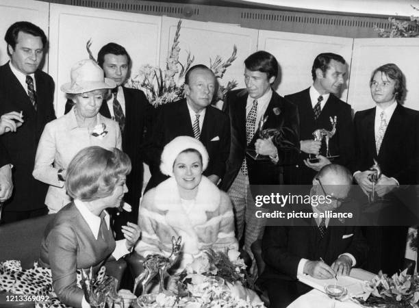 Fürstin Gracia Patricia inmitten der Preisträger der Bambi-Verleihung am in Monaco. : Anneliese Rothenberger, Inge Meysel, Gerd Ruge und hinter der...