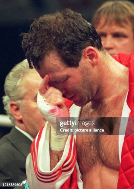 Tief enttäuscht und den Tränen nahe steht Henry Maske im Ring, nachdem er am seinen Abschiedskampf im Halbschwergewicht gegen den Amerikaner Virgil...