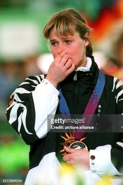 Mit Tränen in den Augen stand Gunda Niemann, die große Favoritin für olympisches Gold auf den langen Eisschnellauf-Distanzen, während der...
