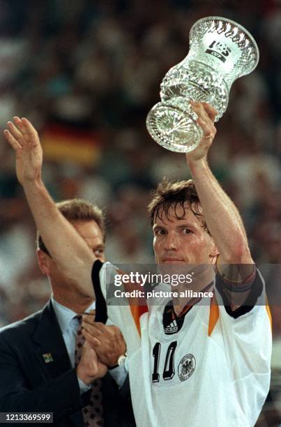 Lothar Matthäus, der Kapitän der deutschen Fußball-Nationalmannschaft, schwenkt den Kristall-Pokal. Nach dem 2:1-Erfolg gegen den Erzrivalen England...