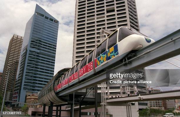 Ein Zug der "Monorail"-Hochbahn im australischen Sydney fährt in Höhe der Market Street in einen Haltepunkt. Dieser Zug verbindet auf einem Rundkurs...