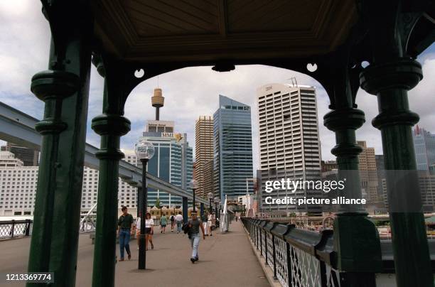 Blick von der Pyrmont Bridge im "Darling-Harbour" des australischen Sydney auf die Hochhäuser in der Innenstadt mit dem Sydney-Tower . Vom 15....