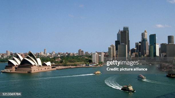 Blick auf die berühmte Oper und die Skyline des australischen Sydney über die "Sydney-Cove" mit dem großen Fähranleger . Vom 15. September bis 1....