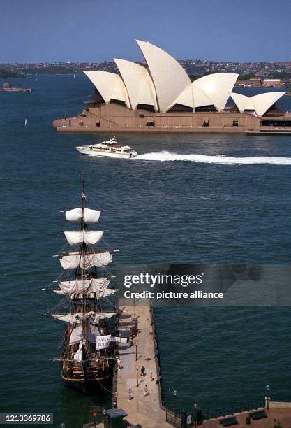 Blick über die Hafeneinfahrt der "Sydney-Cove" und ein altes Segelschiff hinweg auf die berühmte Oper im australischen Sydney. Vom 15. September bis...
