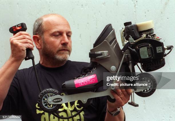 Einen Inline-Skateschuh mit einem Zwei-PS-Motor und 22 Kubikmeter Hubraum zeigt der 49jährige Sporthändler Helmut Stockfisch am 7.7.1997 in...