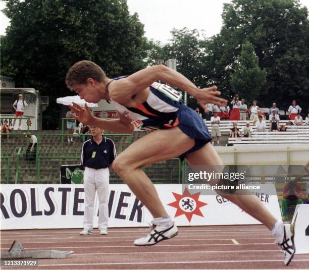 Sprinter Stefan Holz aus Sindelfingen startet am 4.7.1999 im Erfurter Steigerwaldstadion zu einem Vorlauf über 200 m. Er gewinnt bei den Deutschen...