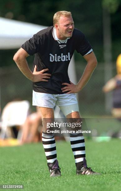Total-Moderator Stefan Raab versucht am 4.9.1999 beim Fußballturnier um den "Deutschen Medien Cup" in Köln, den Überblick zu behalten. Zum dritten...