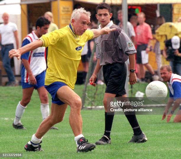 Entschlossen stürmt Prinz Frederic von Anhalt am 4.9.1999 beim Fußballturnier um den "Deutschen Medien Cup" dem Ball hinterher. In Köln treffen sich...