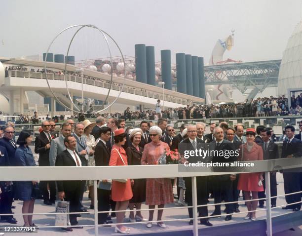 Bundespräsident Gustav Heinemann und seine Ehefrau Hilda mit Bundesaußenminister Walter Scheel und Walter Schulz , Generalkommissar des Deutschen...