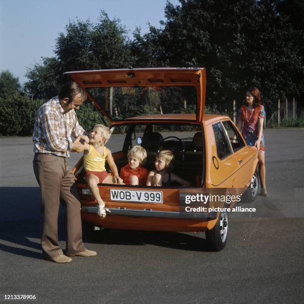 Viel Platz im Kofferraum des neuen AUDI 50. Aufnahme vom September 1974. Der neue AUDI 50 wurde im September 1974 der Öffentlichkeit vorgestellt. Er...