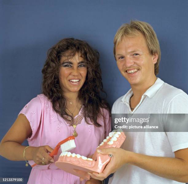 Der ehemalige Eiskunstläufer Andreas Nischwitz, heute ein Zahnarzt, posiert mit seiner ehemaligen Partnerin im Paarlauf Christina "Tina" Riegel und...
