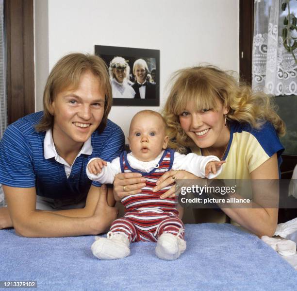Der ehemalige Eiskunstläufer Andreas Nischwitz zusammen mit seiner Ehefrau Regina und dem kleinen Sohn Dominik-Andreas in ihrem Haus in der Nähe von...
