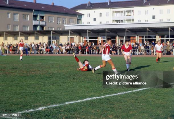 Spielszene zwischen der SG Oberschil aus Frankfurt-Niederrad und dem TV Wörrstadt am auf dem Platz des SC-Weiss-Blau in Frankfurt-Niederrad. Der...