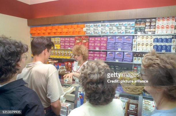 Andrang bei West-Zigaretten und Süßwaren in einem Leipziger Geschäft am . Am ersten Tag nach Einführung der Deutschen Mark in der DDR blieb der...