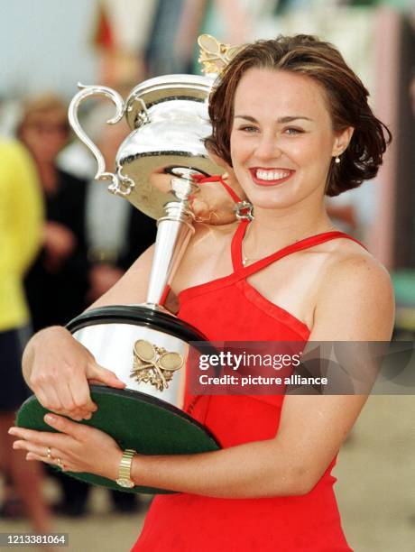Die Schweizerin Martina Hingis hält am am Strand von Brigthon, einem Stadtteil von Melbourne, den Tennis-Pokal in den Händen. Die 2. Der...