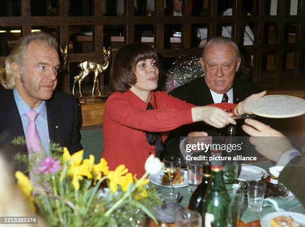 Manager Johnny Stark, Mireille Mathieu und Senator Franz Burda bei einem Empfang am Rande der Bambi-Verleihung am in Salzburg. Foto: Gerhard...