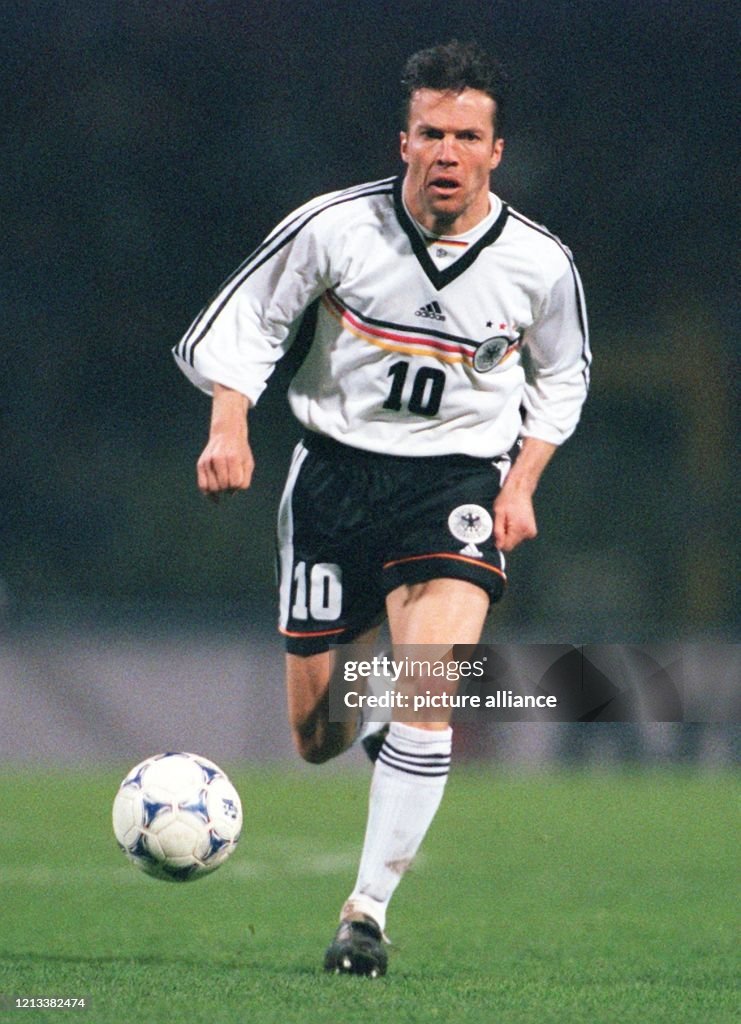 Fußball: Lothar Matthäus für das DFB-Team am Ball