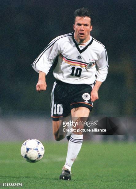 Dynamisch auch noch mit 38: Der Münchner Abwehrspieler Lothar Matthäus führt den Ball am 31.3.1999 im Nürnberger Frankenstadion im...
