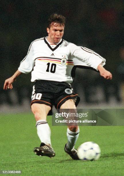 Dynamisch auch noch mit 38: Der Münchner Abwehrspieler Lothar Matthäus führt den Ball am 31.3.1999 im Nürnberger Frankenstadion im...