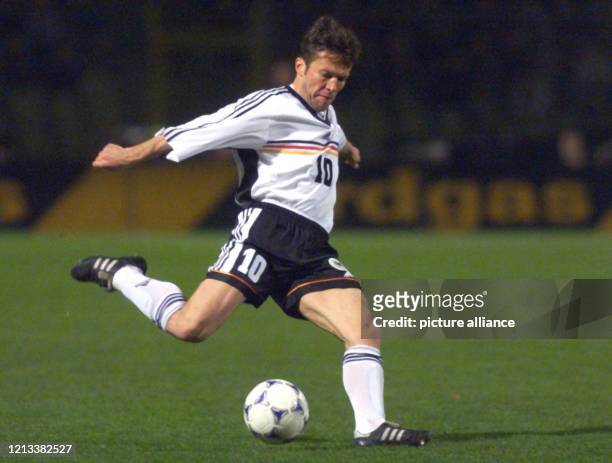 Der Münchner Abwehrspieler Lothar Matthäus schießt aus vollem Lauf am 31.3.1999 im Nürnberger Frankenstadion im EM-Qualifikationsspiel gegen...