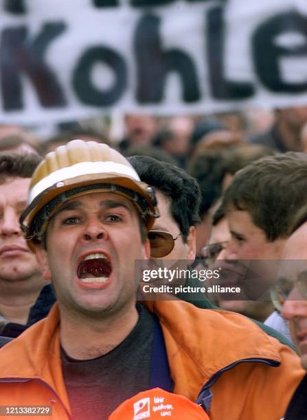 Lauthals schreit ein Bergarbeiter am auf einer Protestveranstaltung von rund 8000 Kumpeln in Köln gegen das Ökosteuer-Gesetz und die von der...