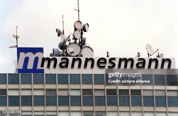 Antennenwald auf dem Dach der Konzernzentrale des Düsseldorfer Mischkonzerns Mannesmann, aufgenommen am 5.8.1999. Auf dem Telekommunikationsmarkt in...