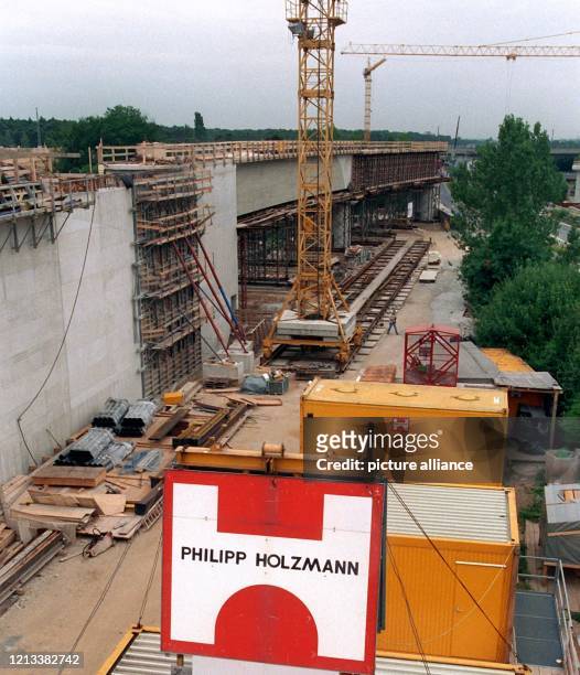 Eine Baustelle der Frankfurter Philipp Holzmann AG beim Neubau der ICE-Strecke Frankfurt-Köln in der Nähe von Kelsterbach . Die Zukunft des Bauriesen...