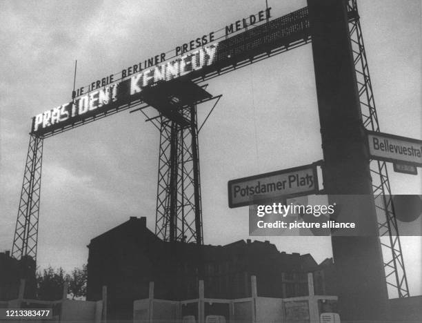 Die Freie Berliner Presse meldet: Präsident Kennedy ist weithin sichtbar zu lesen. Die Leuchtschrift-Nachrichtenanlage am Potsdamer Platz auf...