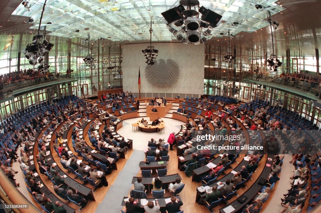 Innenaufnahme des Bonner Bundestages während einer Debatte.... News Innenaufnahme des Bonner Bundestages während einer Debatte.... News
