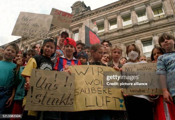 Mit einem Schulstreik protestieren Schüler einer Fürther Grundschule seit dem Morgen des 18.6.1996 gegen gesundheitsgefährdende Emissionen eines...