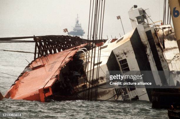 Bergungsarbeiten an der auf der Seite liegenden Fähre. Da ein Ladetor nicht richtig geschlossen war, sank am 6. März 1987 die britische Kanalfähre...
